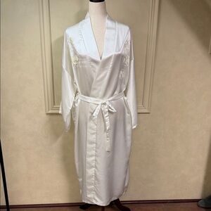 Vintage Gorgeous Ivory Satin Oriental Embroidered Robe size Large Made